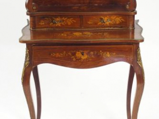 Vente aux enchères Bureau à gradins Napoléon III de style Louis XV en marqueterie, à déco