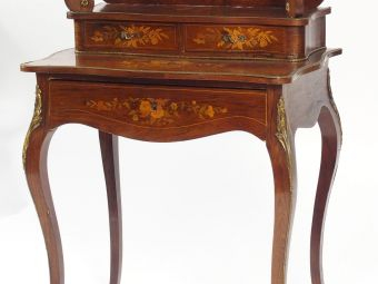 Bureau à gradins Napoléon III de style Louis XV en marqueterie, à déco