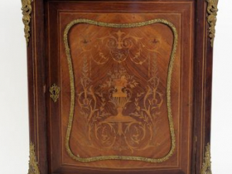 Vente aux enchères Meuble d'appui Napoléon III en marqueterie, à décor de vase fleuri et 