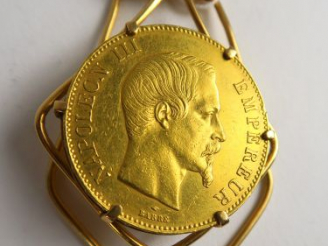 Vente aux enchères Pince à billet en or, sertie d'une pièce de 100 francs, 1857 A. Poids 