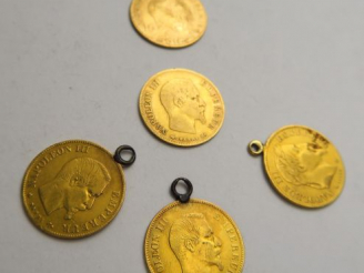 Vente aux enchères 5 pièces de 10 francs or, dont 3 montées en pendentif : 1856 A, 1858 B