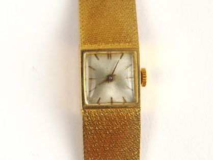 Montre de dame, boitier et bracelet en or. Poids tel : 44,3 g. LP : 12