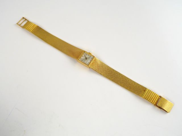 Montre de dame, boitier et bracelet en or. Poids tel : 44,3 g. LP : 12