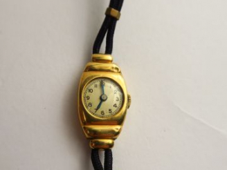 Vente aux enchères Montre de dame, cadran en or, bracelet en nilon et métal. Poids tel : 