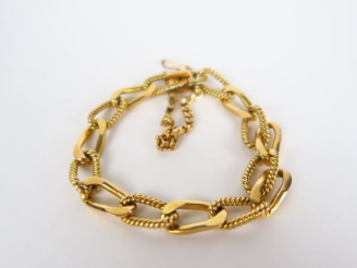 Vente aux enchères Gourmette en or, deux mailles alternées. Poids : 40,5 g AC