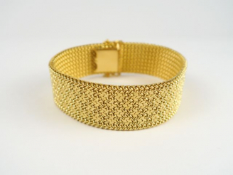Vente aux enchères Bracelet maille souple en or, à décor de fleurs stylisées. Poids : 42,