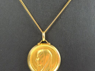 Vente aux enchères Importante médaille religieuse, avec sa chaine. Poids : 29 g