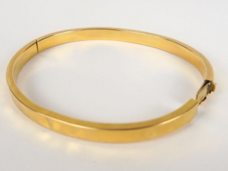 Vente aux enchères Bracelet à charnière en or. Poids : 9,8 g (enfoncements)