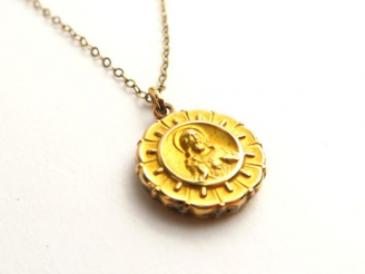 Vente aux enchères Médaille religieuse et sa chaine en or. Piods : 5,7 g AC