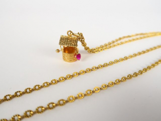 Vente aux enchères Chaine en or et son pendentif figurant un puits, orné d'une petite pie