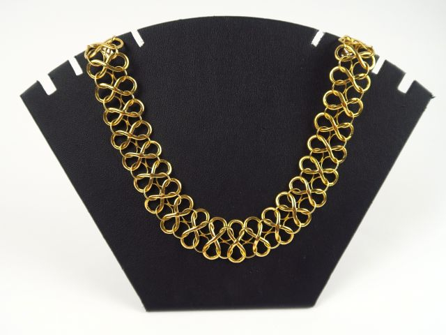 Collier en or 14 carats , maille ajourée formant des entrelacs. Poids 