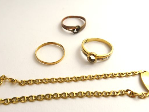 Lot d'or comprenant gourmette et montures de bague. Poids : 8,84 g