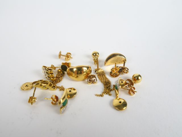 Lot de perce-oreilles et attaches en or. Poids tel : 12,9 g