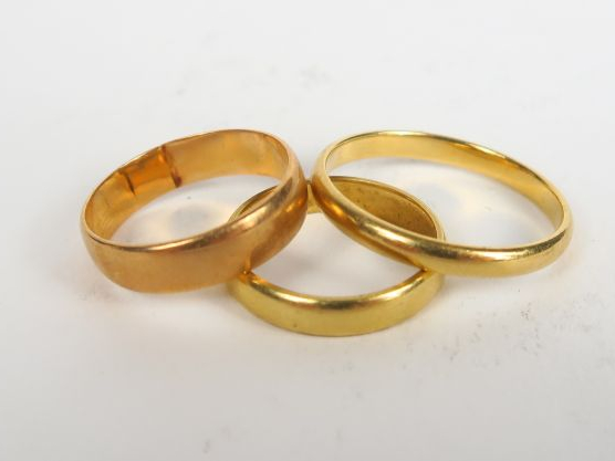 3 alllances en or. Poids : 8,46 g