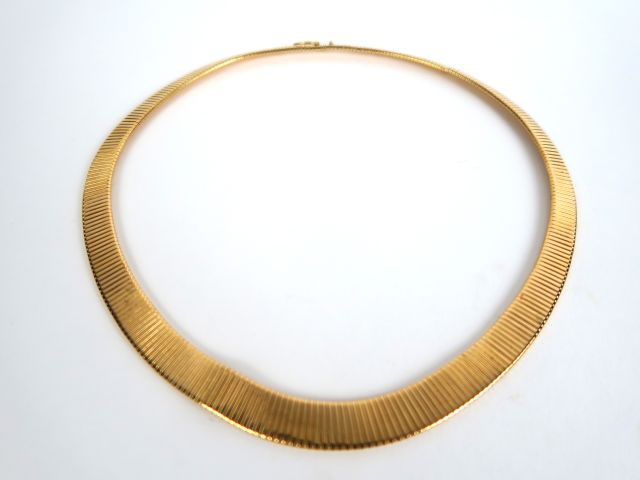 Collier en or, maille articulée dite 'tubogaz'. Poids : 36,38 g (AC)