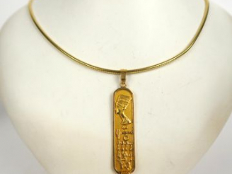 Vente aux enchères  Chaine en or semi-rigide (poids : 12,9 g) et pendentif égyptien en or