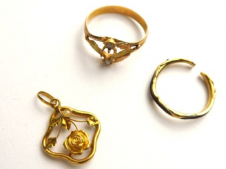 Vente aux enchères Pendentif en or à décor d'une rose, rehaussée d'une perle. On y joint 