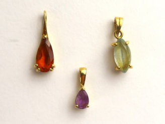 Vente aux enchères Ensemble de trois breloques ornée de pierres de couleurs, montures en 