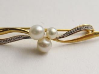 Vente aux enchères Broche en or ornée de 3 perles. Poids tel : 2,69 g