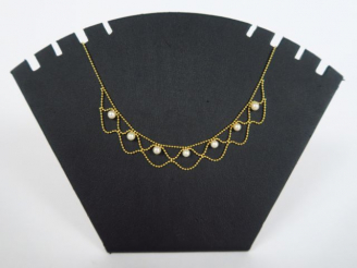 Vente aux enchères Chaine, maille en or avec une alternance de perles. Poids 6 g