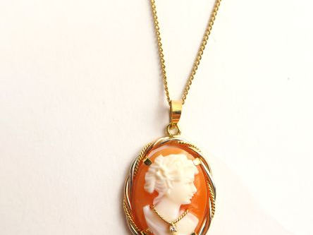 Chaine en or retenant un pendentif orné d'un camée coquille au profil 