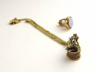 Vente aux enchères Gourmette en or 9 carats (5 g), retenant un pendentif figurant un lapi