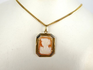 Vente aux enchères Chaine en or, maille gourmette (6,52 g) et pendentif en or orné d'un c