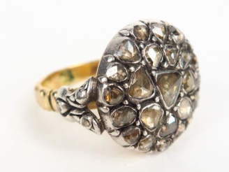 Vente aux enchères Bague espagnole en or ornée d'un pavage de roses. Poids tel : 11,26 g 