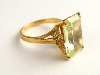 Vente aux enchères Bague ornée d'une pierre verte, belle monture en or à décor de plumes 