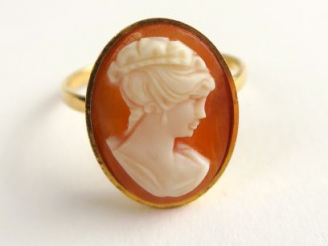 Vente aux enchères Bague ornée d'un camée figurant un profil de femme. Monture en or. Poi