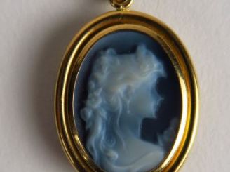 Vente aux enchères Pendentif à décor d'un profil de jeune femme, monture en or. Poids tel