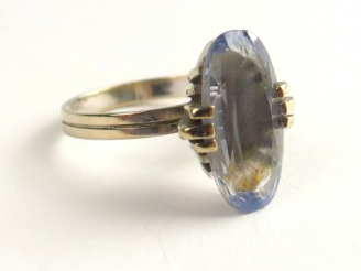 Vente aux enchères Bague ornée d'une aigue marine de forme navette (égrenures). Monture e