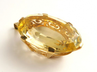 Vente aux enchères Important pendentif orné d'une topaze, belle monture ajourée en or. Po
