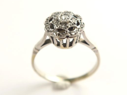 Bague en or blanc, ornée de petites roses. Poids tel : 3,38 g