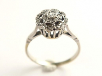 Vente aux enchères Bague en or blanc, ornée de petites roses. Poids tel : 3,38 g