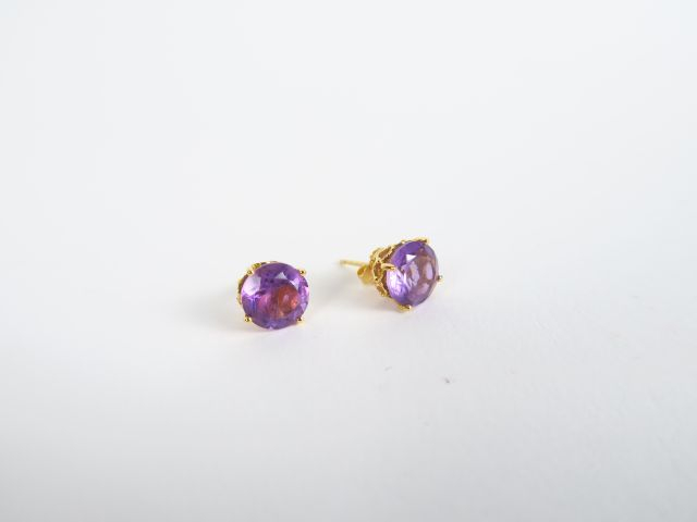 Paire de perce-oreilles en or et améthystes. Poids tel : 1,9 g