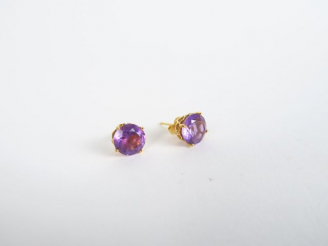 Vente aux enchères Paire de perce-oreilles en or et améthystes. Poids tel : 1,9 g