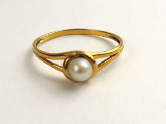 Vente aux enchères Bague en or ornée d'une perle. Poids tel : 1,2 g