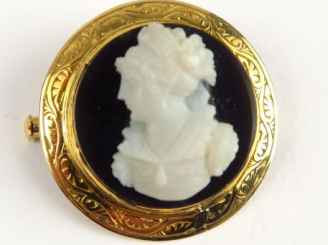 Vente aux enchères  Broche camée sur pierre dur 'femme de profil', monture en or. (peut a