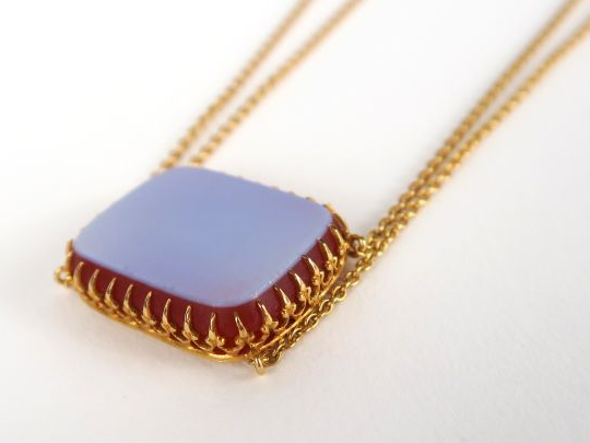 Collier à double chaine en or soutenant une plaque en agate. Poids tel
