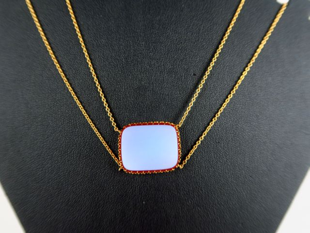 Collier à double chaine en or soutenant une plaque en agate. Poids tel