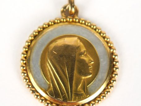 Médaille en or et nacre. Poids tel : 2,28