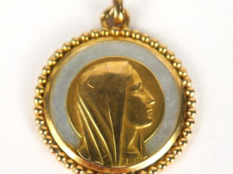 Vente aux enchères Médaille en or et nacre. Poids tel : 2,28