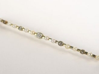 Vente aux enchères Broche en or blanc, sertie en alternance de perles (une changée), et d