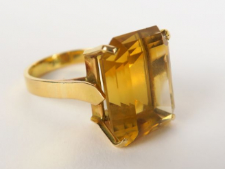 Vente aux enchères Bague ornée d'une topaze. Monture en or. Poids : 9,18 g. TDD 59