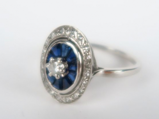 Vente aux enchères Bague de style Art Déco ornée d'un brillant central dans un entourage 