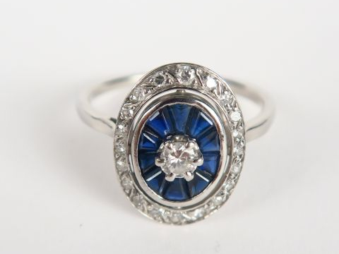 Bague de style Art Déco ornée d'un brillant central dans un entourage 