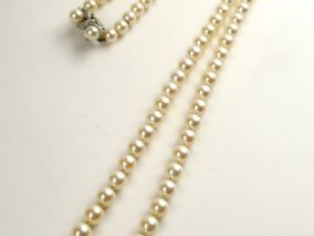 Sautoir de perles de culture, fermoir en or blanc 14 carats, rehaussé 