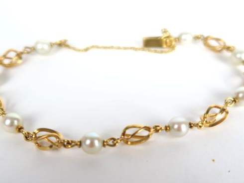 Bracelet en or jaune, alternance de perles. Poids tel : 10,35 g