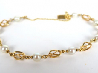 Vente aux enchères Bracelet en or jaune, alternance de perles. Poids tel : 10,35 g